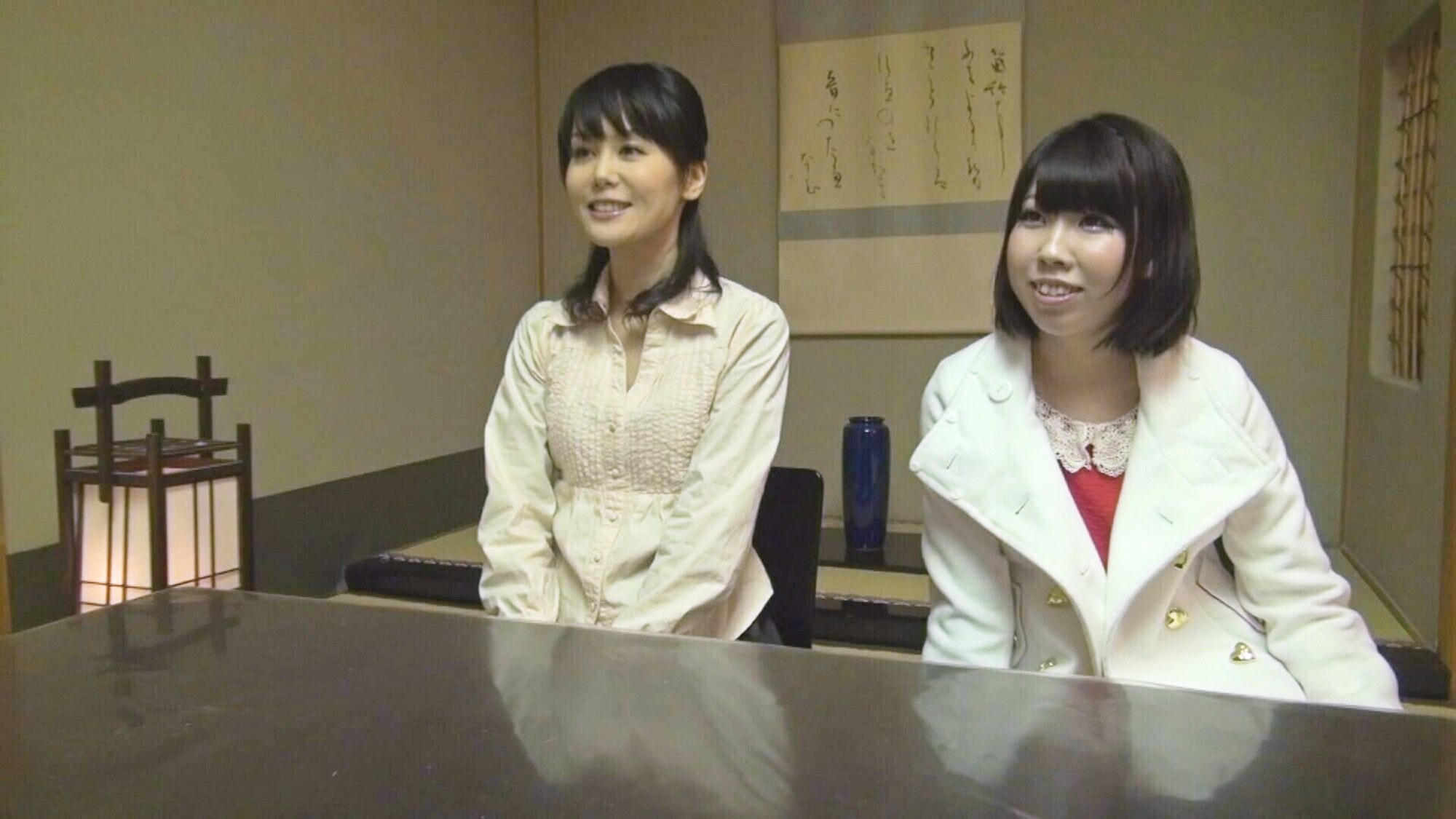 娘が隣にいるのに!声を出せない状況で、燃え上がる熟女の情欲!のサンプル動画
