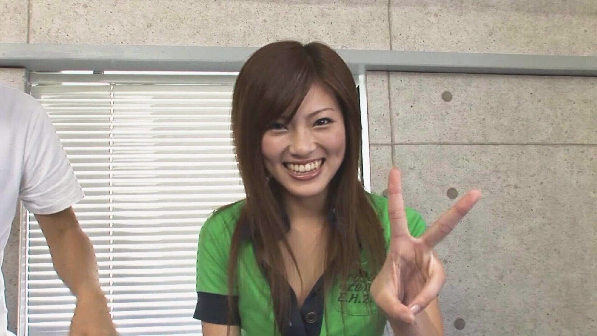 溢れんばかりの笑顔とエッチな衣装のギャップがたまらない！股間は走！滾った肉棒を奥底にうちつけて猛烈セックス！のサンプル動画