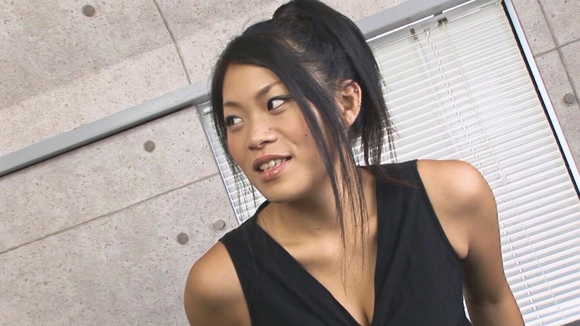 ジムで鍛えあげた身体と褐色BODYのお姉さん！Sっ気たっぷりの彼女にMの快感を与えちゃう！のサンプル動画
