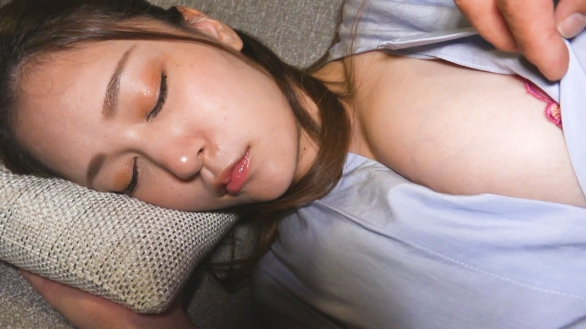 路上で出会った泥酔中のエロカワな女性が気になって仕方なくて介抱しながらホテルに連れ込んでハメ撮りget アダルト動画 ソクミル
