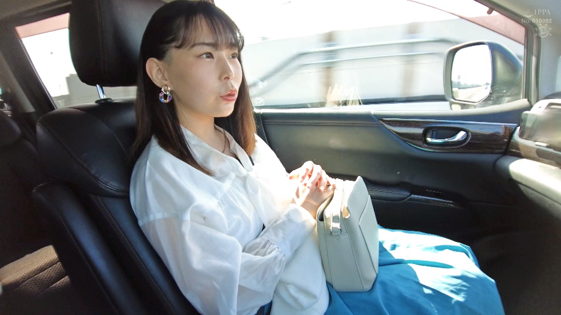 濡れ透け露出 Mカップ爆乳美女と汁だく野外交尾のサンプル動画