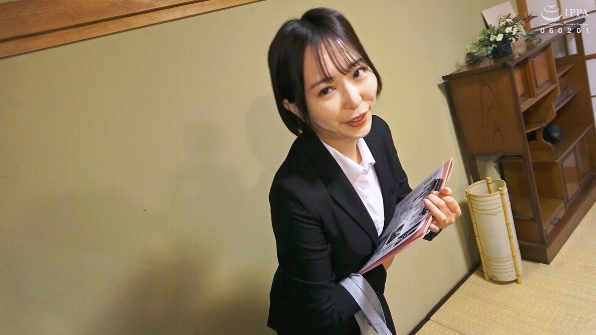 くすぐり不動産 那賀崎ゆきね 第一章~和室・リビング編~ 真面目なスーツ美女の内見が、なぜかくすぐり****に変わる。のサンプル動画
