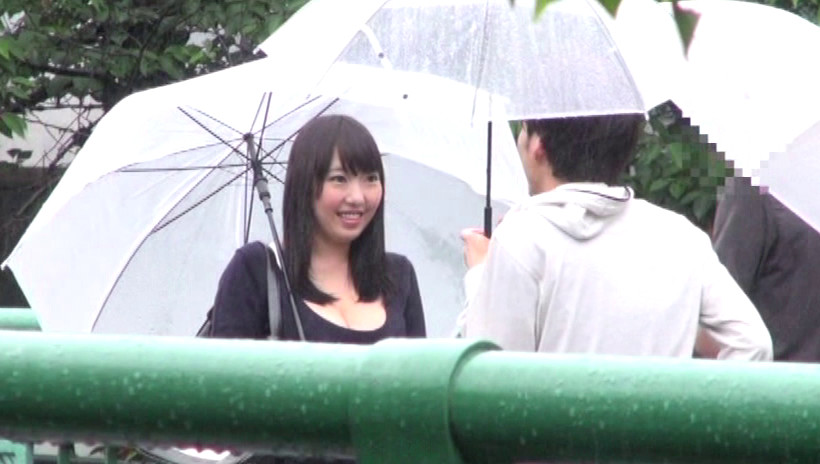 胸の谷間に目がテン!!街中で見かけたエロスケベな巨乳妻のおっぱいを観察して射精を手伝ってもらう!! 2 画像17