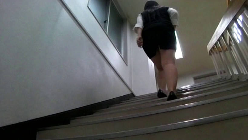 OL昼休み休憩しゃがみパンチラ 画像6