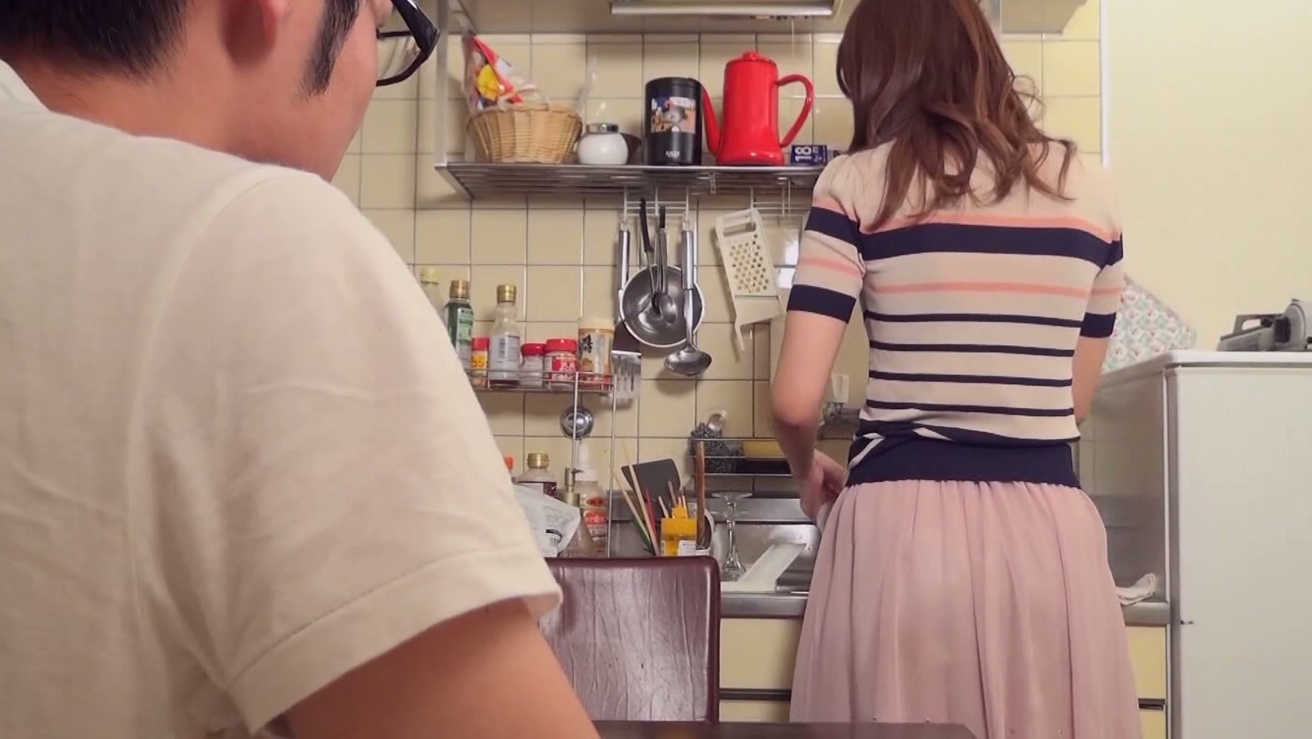 寝取り母 4 実は計画的に娘のダンナを寝取りたい母は、朝からオ●ンコが濡れまくりで2回も下着を取り替える始末。そしていざ決戦の日。今日はとっておきの香水たっぷり振りかけて、娘婿を誘惑しますっ!! 画像16