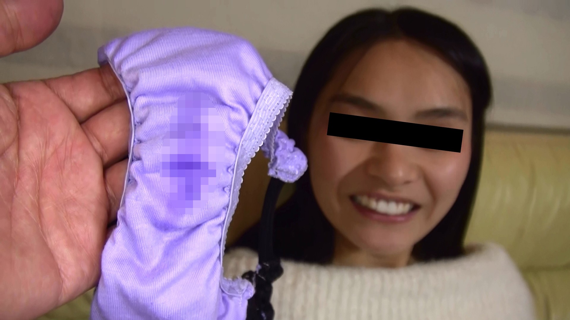 女の子たちが冗談ヌキで世界で一番見られたくない今脱いだばかりのパンティー 画像2