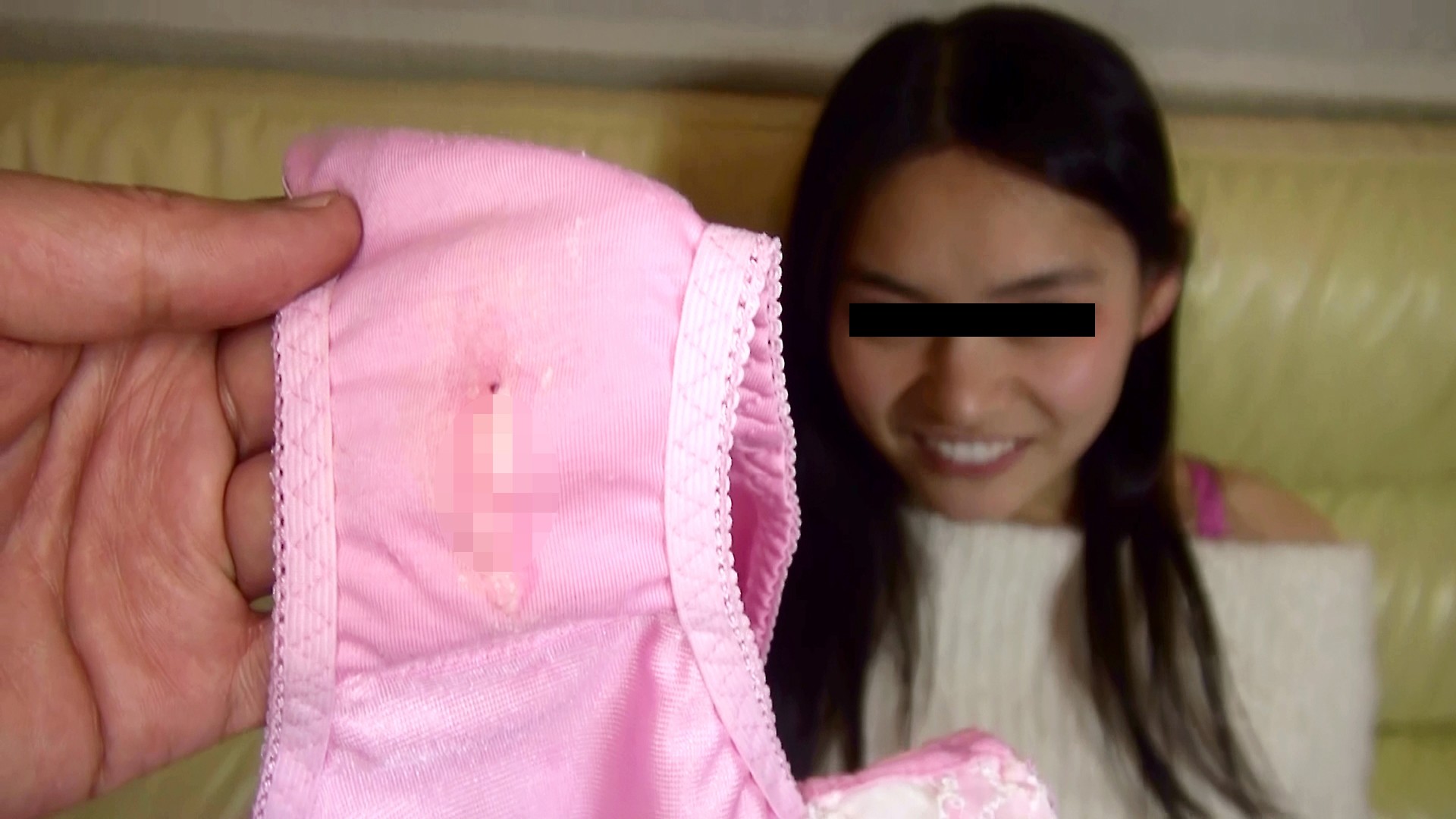 女の子たちが冗談ヌキで世界で一番見られたくない今脱いだばかりのパンティー 画像4