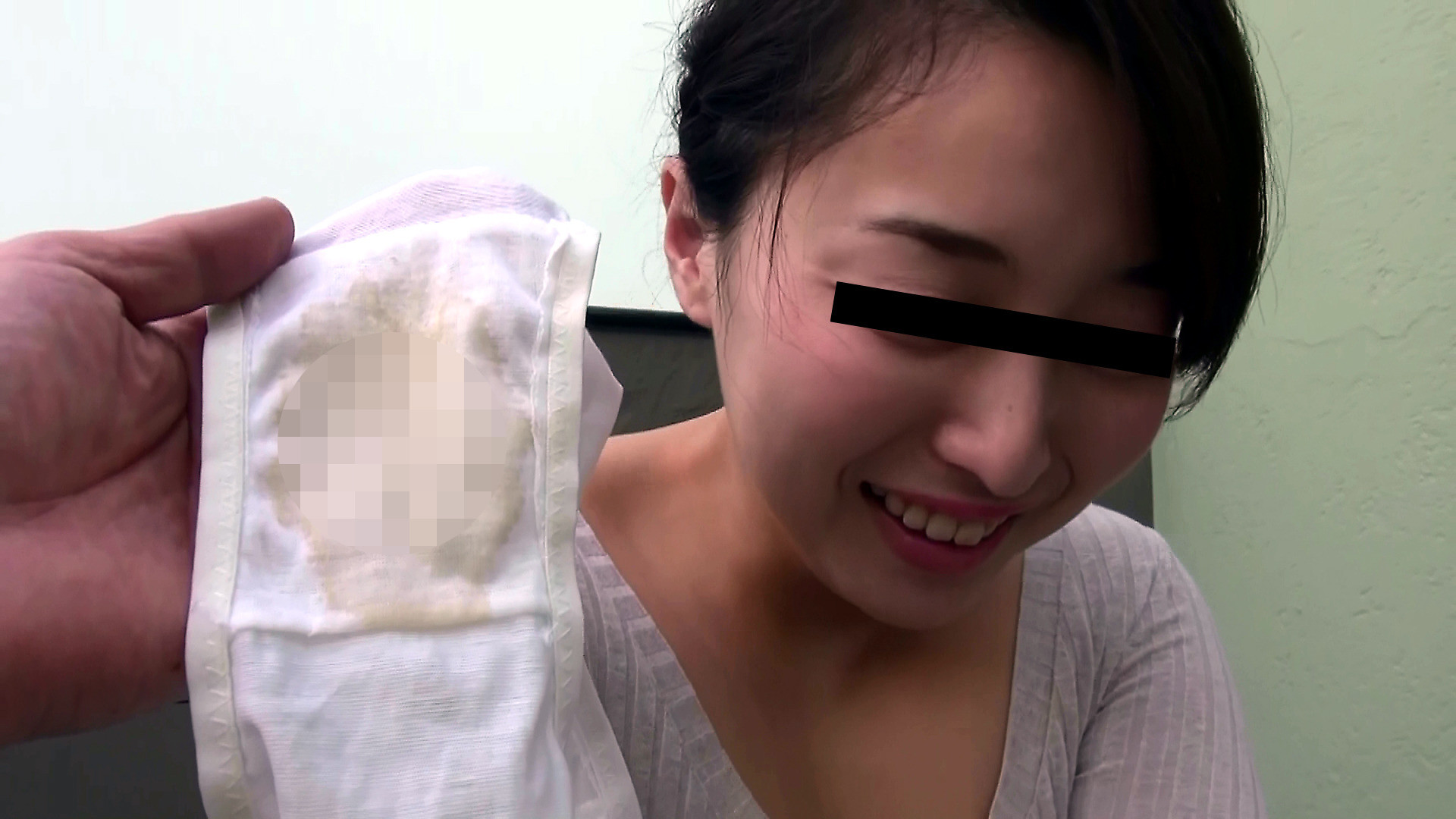 素人のオマ○コのエキスがたっぷり染み込んだ脱ぎたて生パンティーを売ってもらいました!! 3 画像1