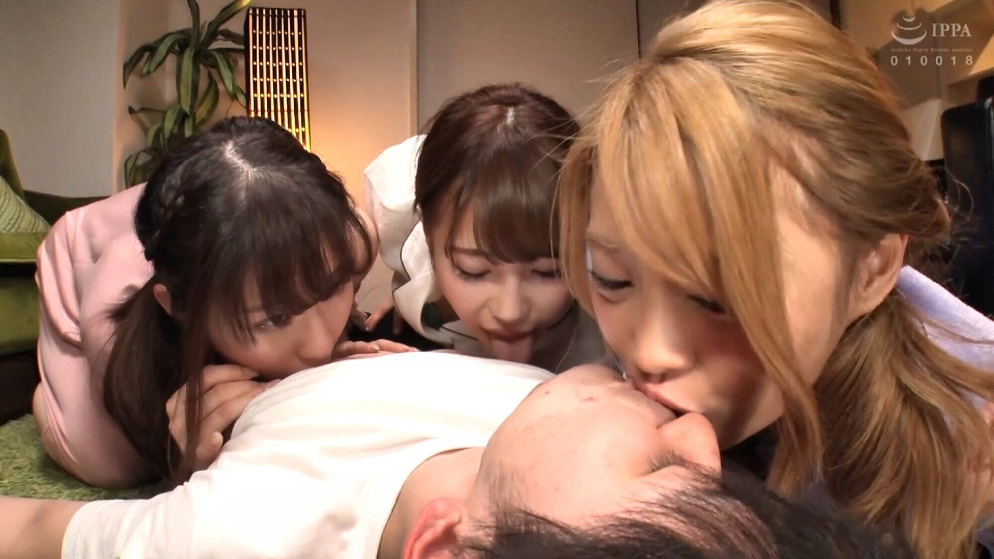 性欲旺盛な3姉妹と夢の4PSEX 画像1