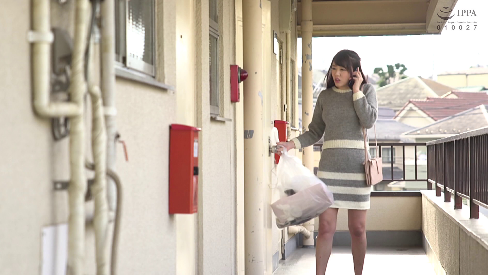 もう~まさにアニメ!解れた糸を引っ張るとみるみる服が短くなっていくwww 2 画像1