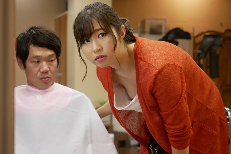 胸チラに気付かず働く美人店員 画像1