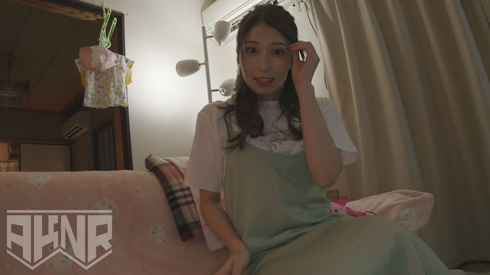 【シンママ動画】 お子さんが隣室にいる中で必死に声を押し殺しながらも感じている美人妻 由美香35歳