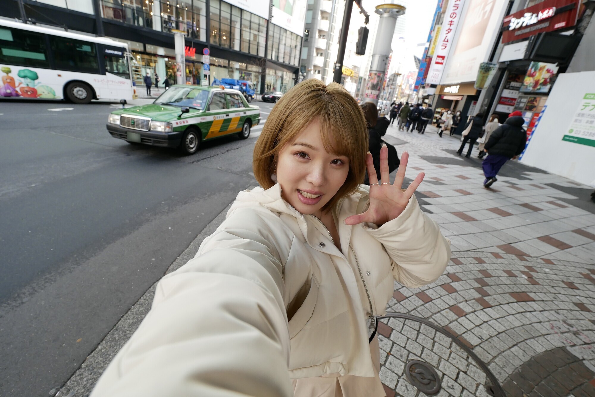 街中でも関係なく「ねぇ～キスしよっか」 イチャつきひっつき虫ギャルとデートSEX 二宮もも
