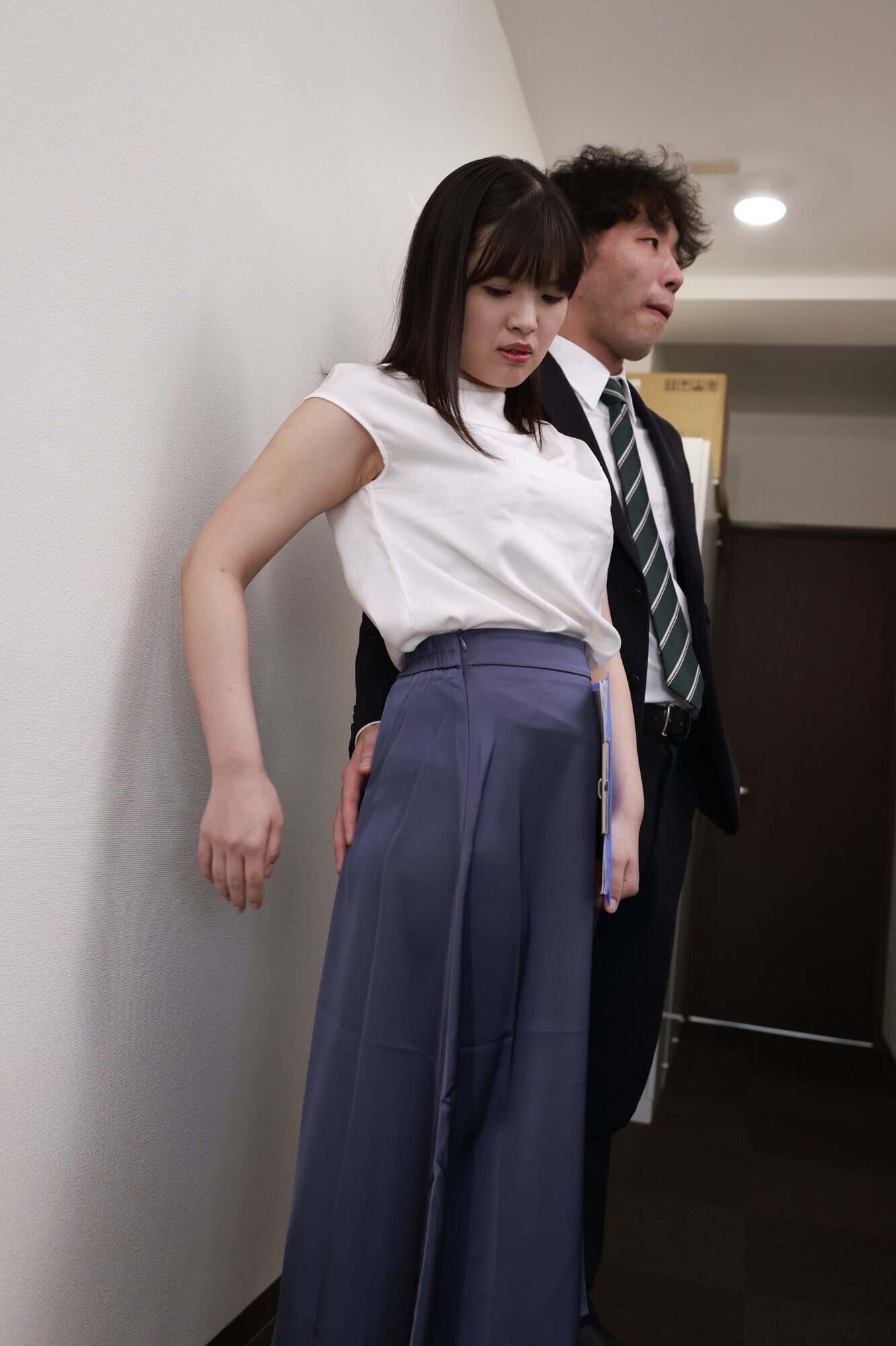 【AKNRフェティシズム】 光沢サテン 完全着衣OLスーツ ムチムチ巨乳の同僚を痴感! 勤務中に激揉み&精液ごっくん 乙羽あむ 画像2