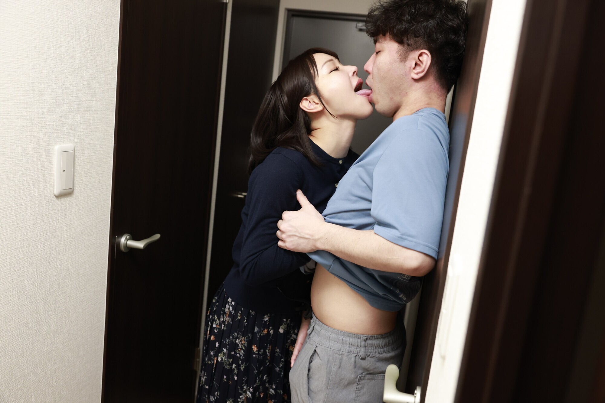 【レスられ奥さん】旦那からレスられ続けた兄嫁が3年ぶりのSEXで性欲爆発 画像1