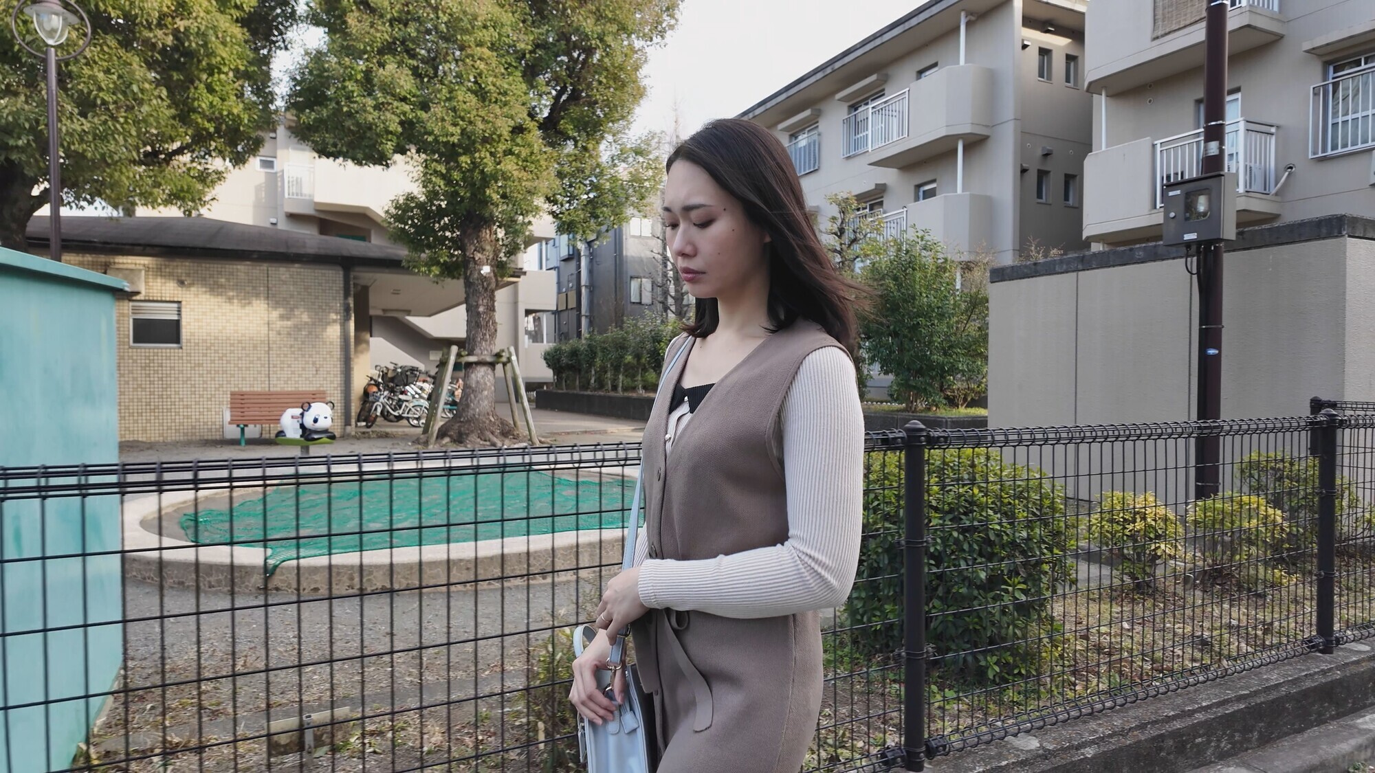 部屋に連れ込んで無言SEX 債務返済の為に俺に抱かれる人妻 画像11