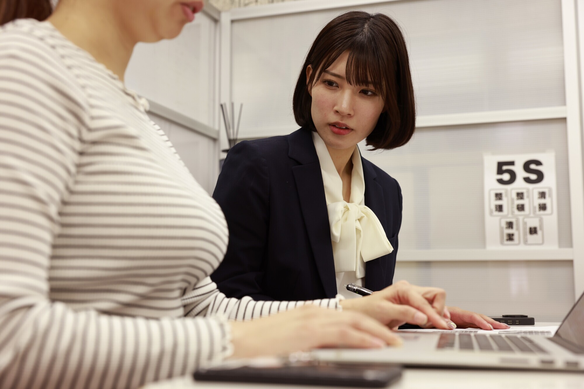 乳首イキ育乳エステ 雑魚チクビ過ぎて育乳エステで絶頂イキしちゃった私 1枚目