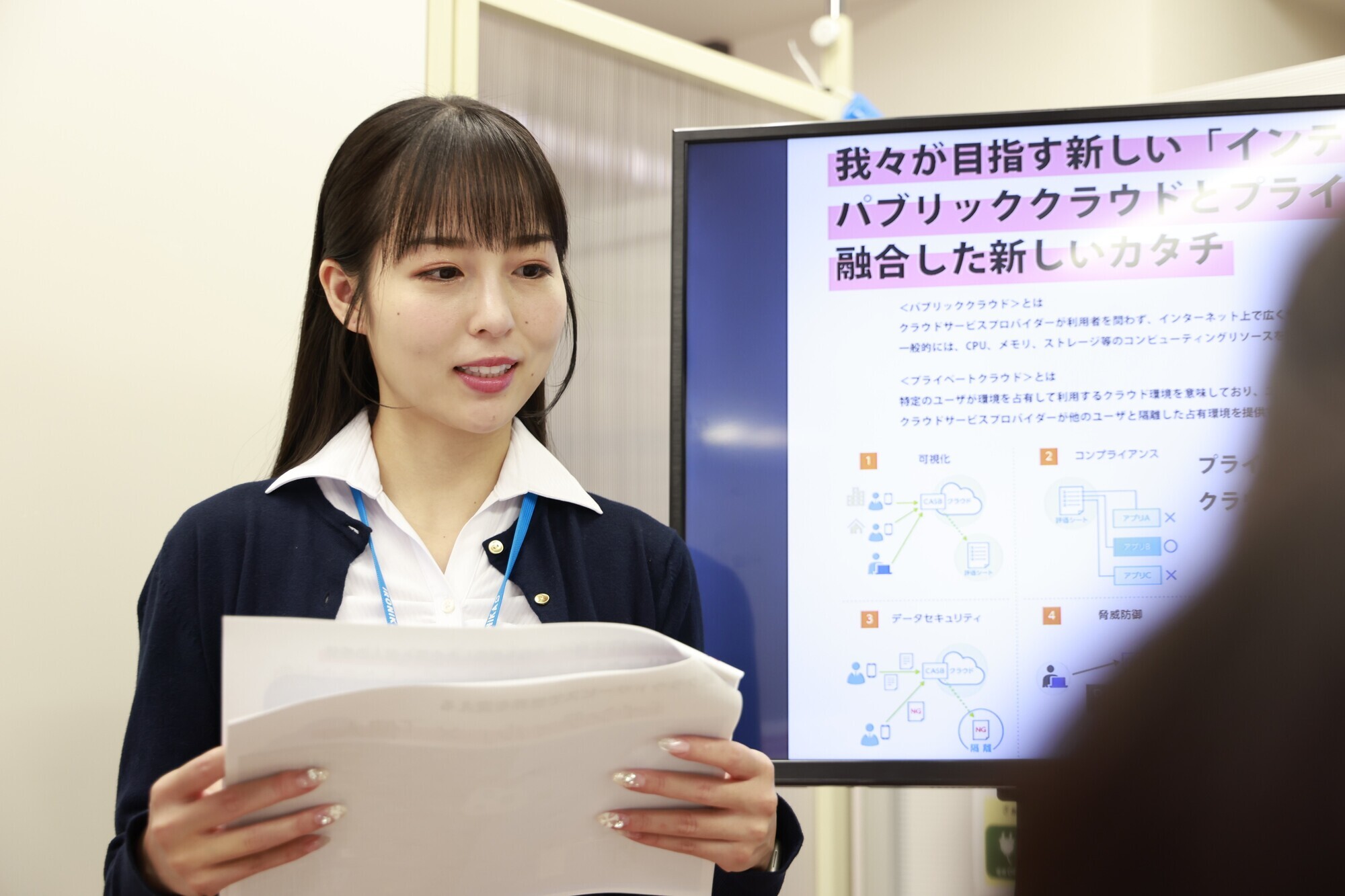 あざとく男にすり寄ってくる女子社員 ピンク色の舌を絡めて誘惑してくる同僚はキス狂い痴女 本城はな 画像1