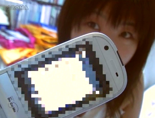 自画撮り 男のオナニー動画やエロ漫画を見ながら自宅でオナる変態女 画像15