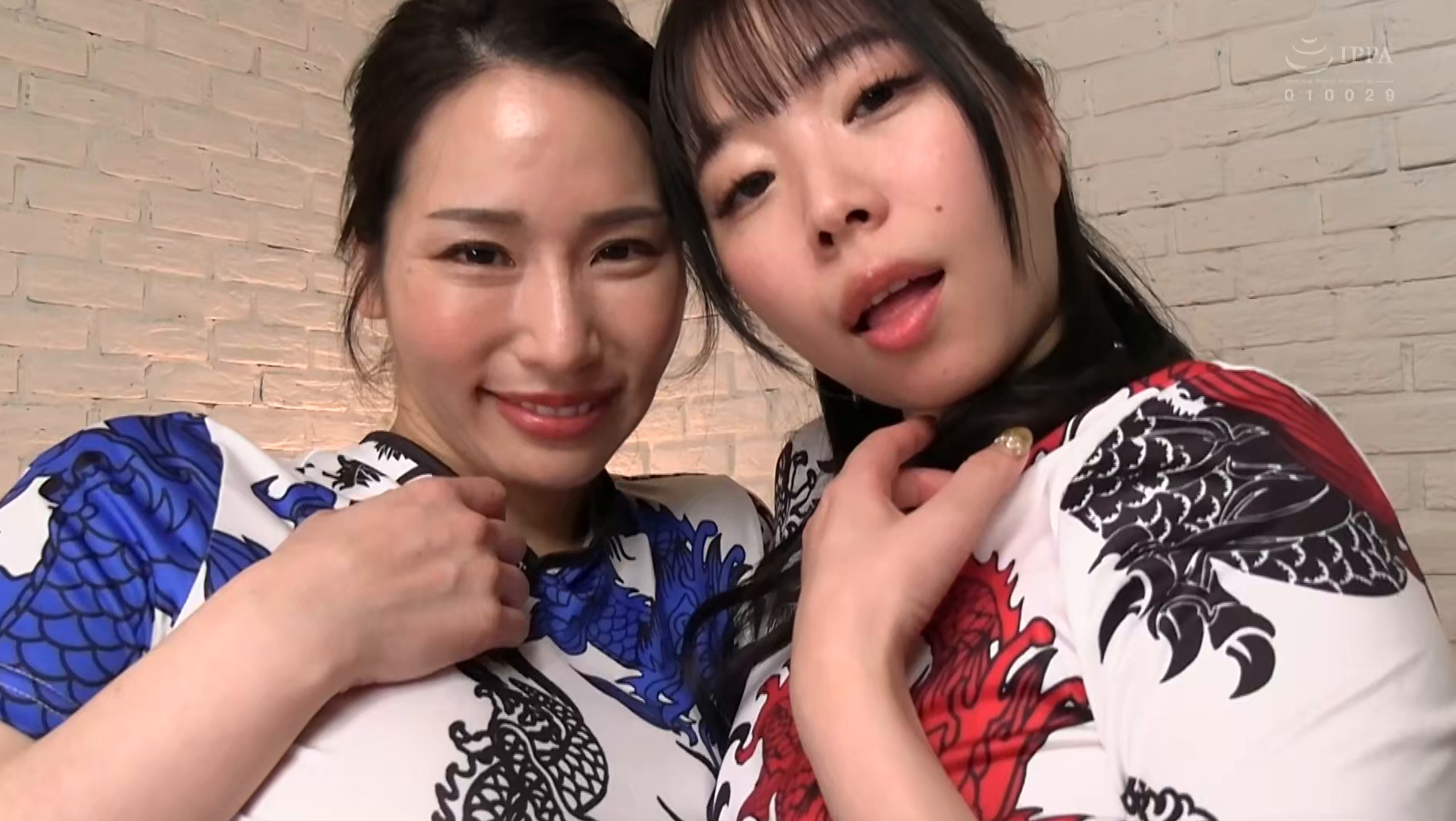 フェザータッチで乳首愛撫されながらメンズエステの太腿技《マーメイド》でち〇ぽエロく刺激され続ける3P回春サロン 画像1