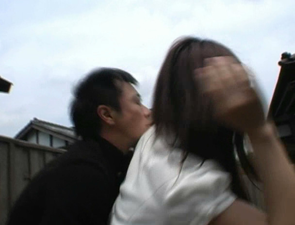 おはズボッ! 青空の下、パンツめくって一気にズブーッ! やめて~丸見えで恥ずかしいー!! 敏感度100%可愛娘ちゃんスペシャル 画像4