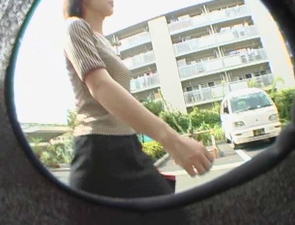 団地妻 暴露流出!お隣の奥さんの秘められた性癖 夫の前で発情した股間を露出するスキモノ素人 画像1