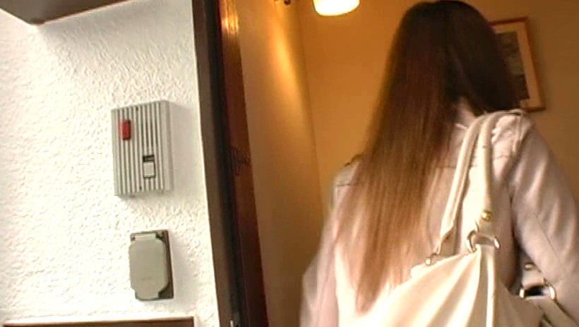 おはズボッ! トイレでも階段でもエレベーターでもまさかこんな所で・・・興奮する! メチャいやらしい素人娘スペシャル 画像10