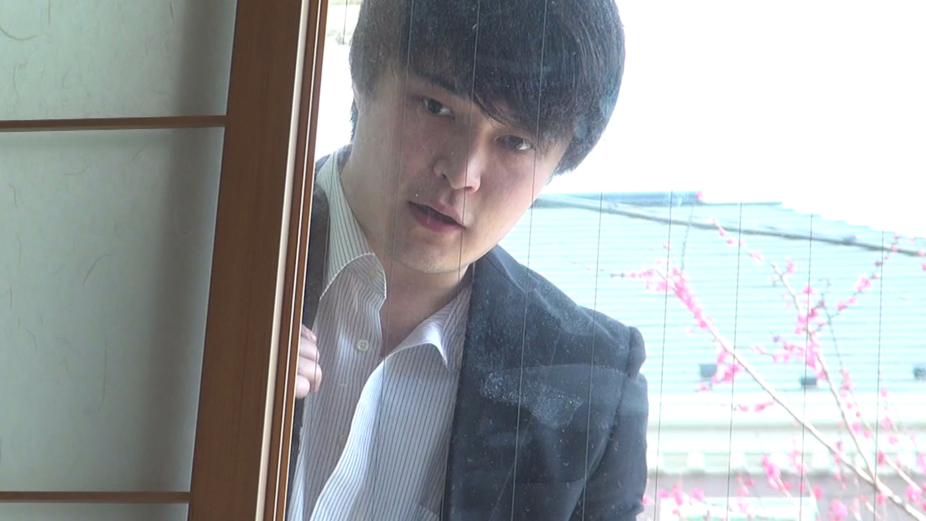 酔って帰ってきたダンナのチ○ポをしゃぶる奥さん そのエロ尻をドアの隙間から覗き見ていた部下は我慢できずチ○ポをヌルヌルのマ○コに即ハメ! 2 画像4