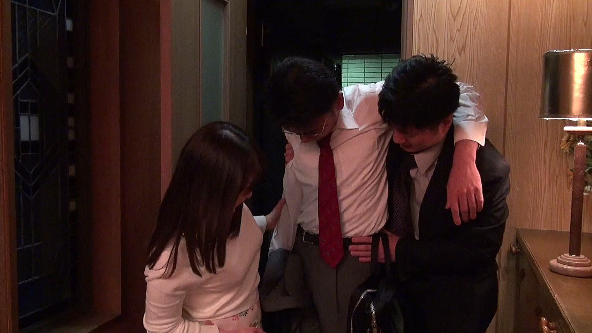 酔って帰ってきたダンナのチ○ポをしゃぶる奥さん そのエロ尻をドアの隙間から覗き見ていた部下は我慢できずチ○ポをヌルヌルのマ○コに即ハメ! 2 画像16