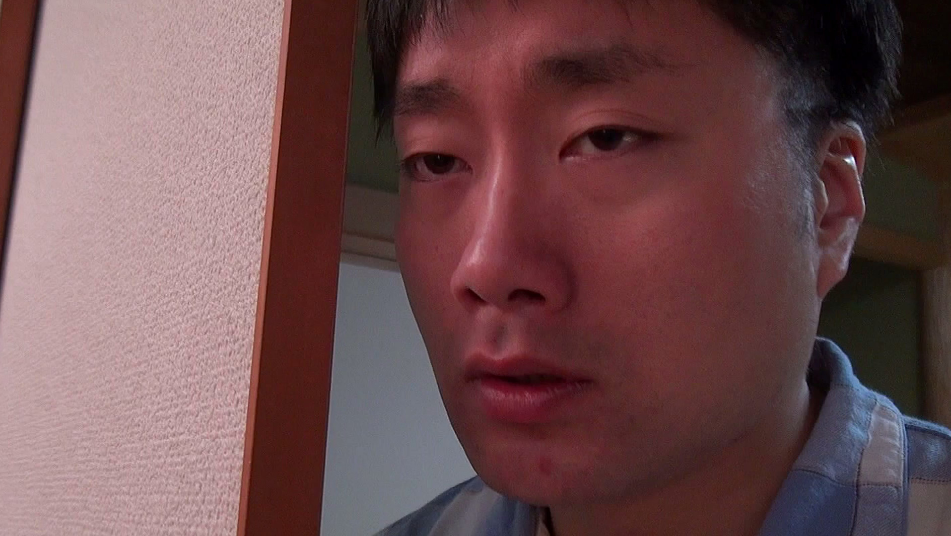 酔って帰ってきたダンナのチ○ポをしゃぶる奥さん そのエロ尻をドアの隙間から覗き見ていた部下は我慢できずチ○ポをヌルヌルのマ○コに即ハメ! 2 画像21