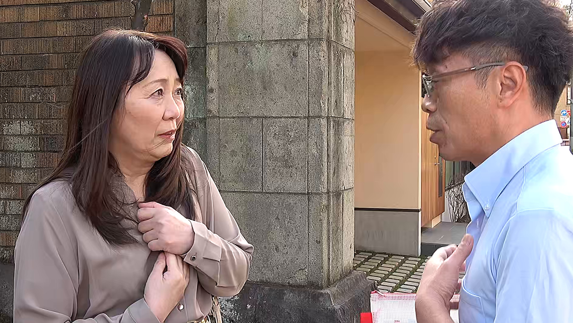 熟妻 息子のサッカーのコーチに襲われた清純妻 六十路完熟女は44年ぶりに再会した同級生に2穴されて・・・ 画像15