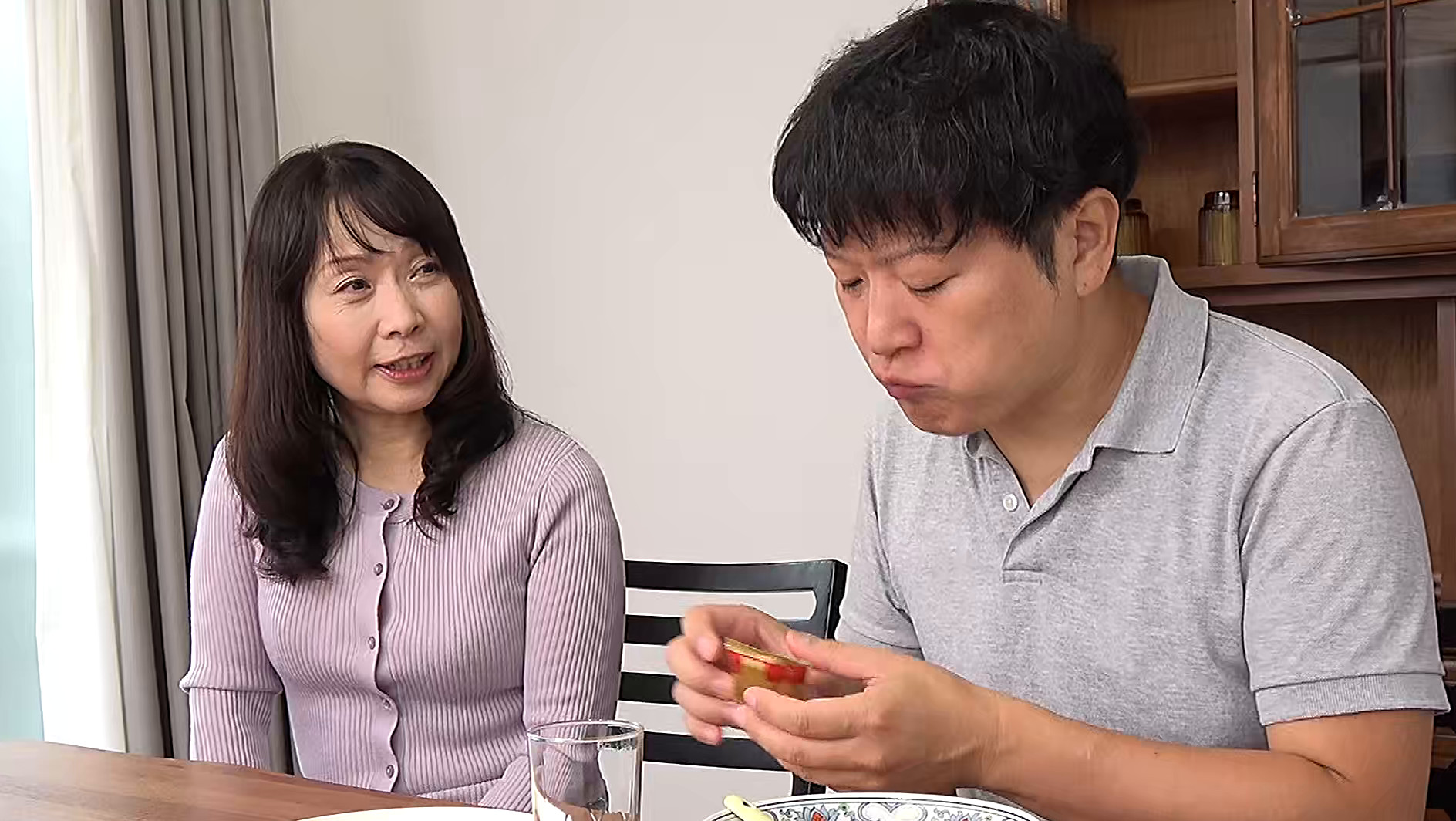熟女 白昼の淫らな情事 借金まみれの旦那の弟がセレブ夫人に突然抱きつき・・・ 夫の会社が倒産しクビにされた従業員に襲われた妻 画像19