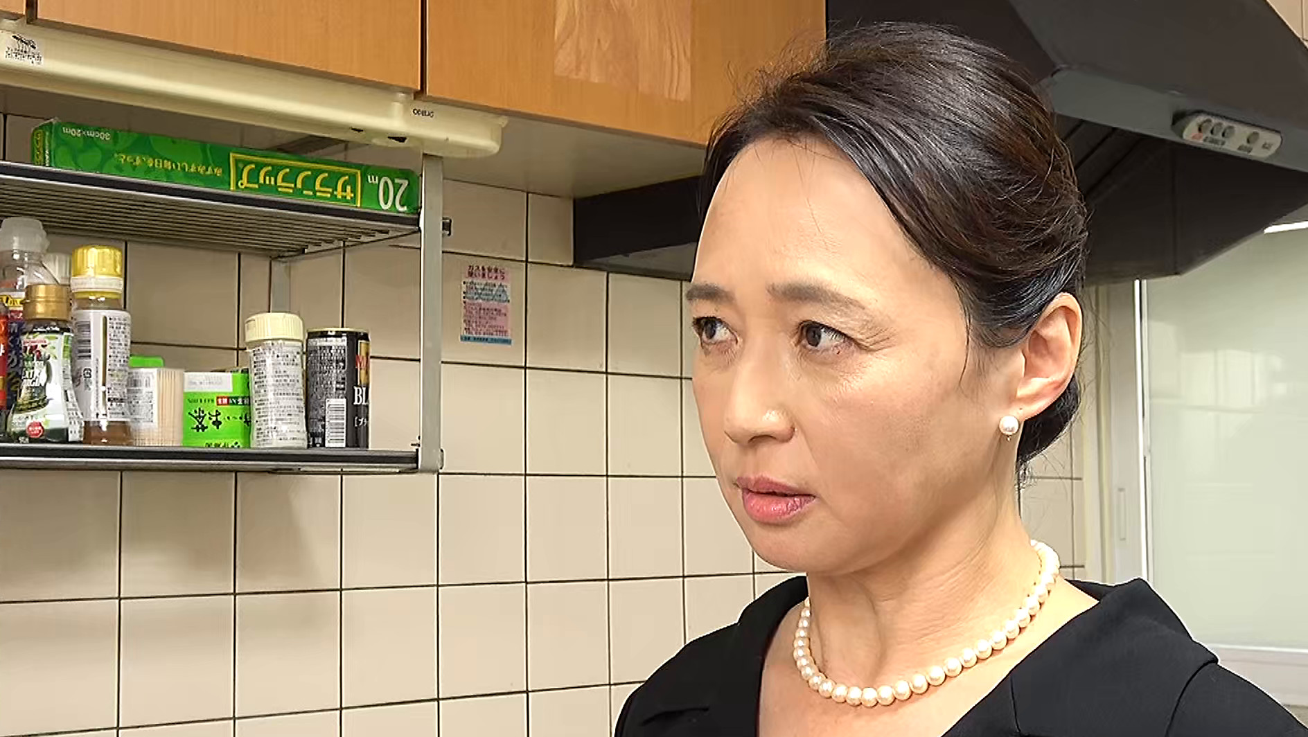 熟女 疼く昼下がり サギ師っぽい屋根修理のおやじに狙われた美人妻 葬儀が終わった後、亡き夫の部下に寝取られた人妻