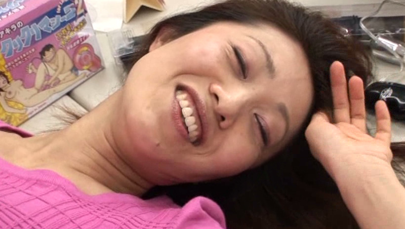 大人のオモチャ屋の商品開発テストに応募してきてヒーヒー言わされた淫乱熟女達 画像10