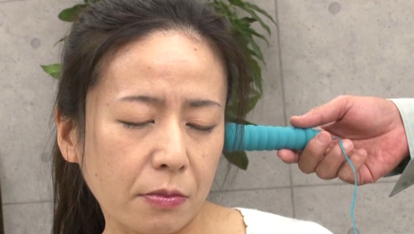 大人のオモチャ屋の試作品テストでヒーヒー言わされた人妻達 画像2