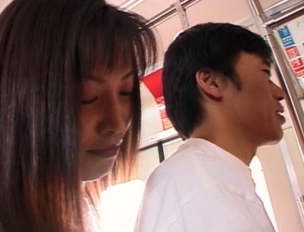 人妻痴女電車 快楽電車に淫靡な人妻が徘徊する 画像10