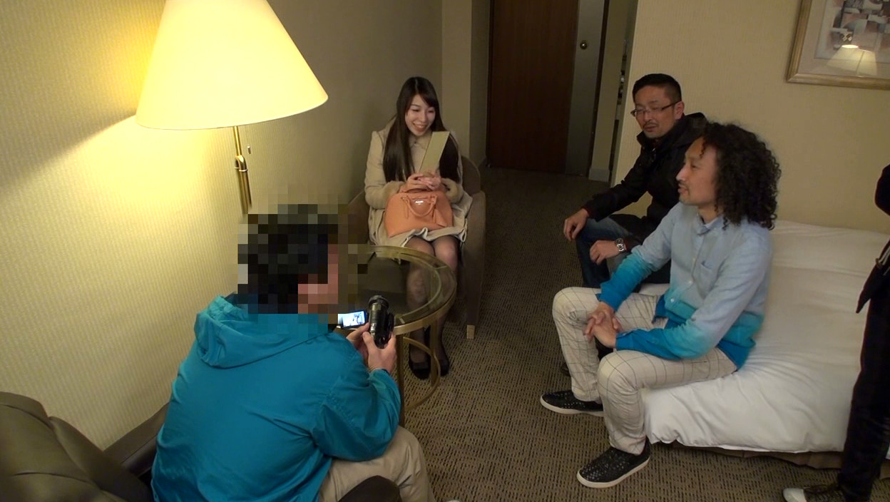 乳首責めだけでイクほど感度の高い美人妻と・・・ おじさんぽ05 AVよりエロいエッチ見たくない? 張りのあるFカップ巨乳を持つ可愛い人妻と下町探索お散歩デート。おじさんに足を絡めて中出しさせる奥さんの敏感反応がヤバい! 画像10