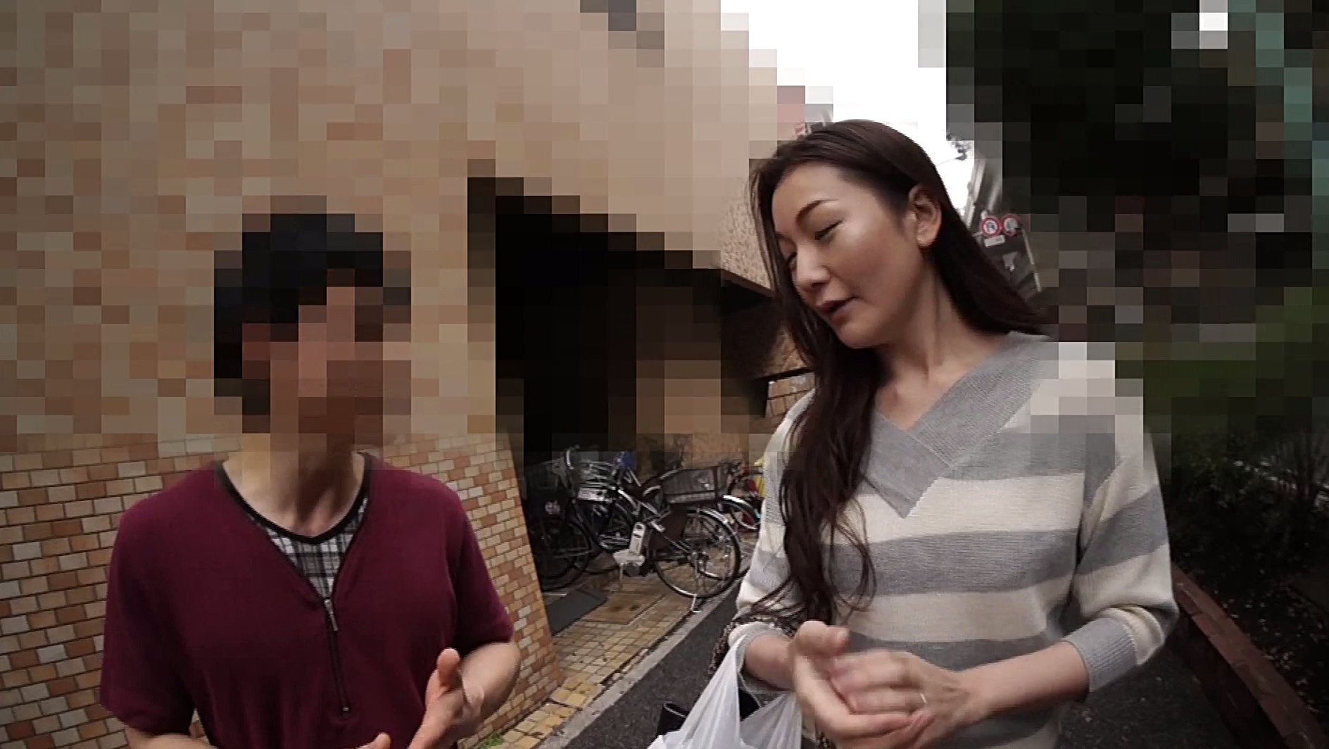 ナンパされたエッチな素人女性たち ち○ぽで突かれるたびに揺れる巨乳自慢の奥様 4時間 画像1