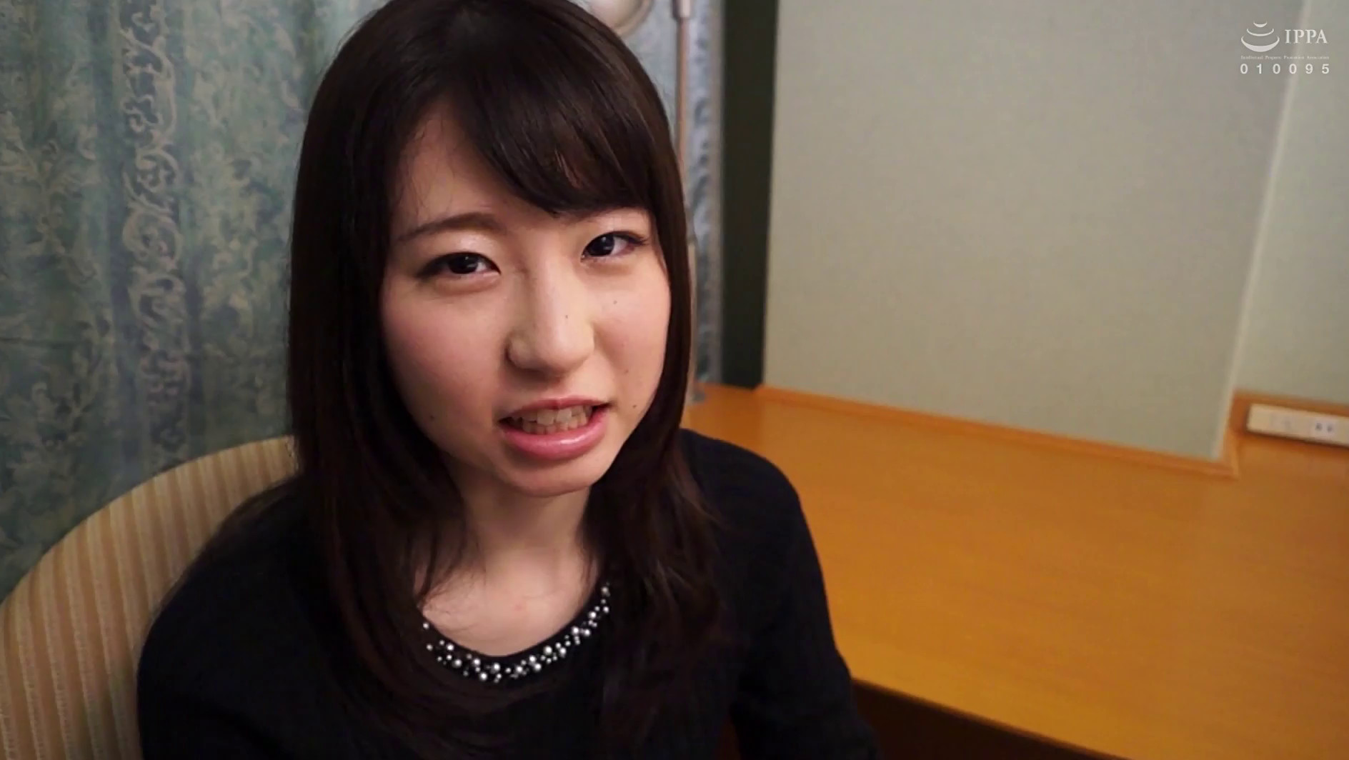 逸材!! ド素人の人妻は、従順発情ペット。 りお るい まな 画像1