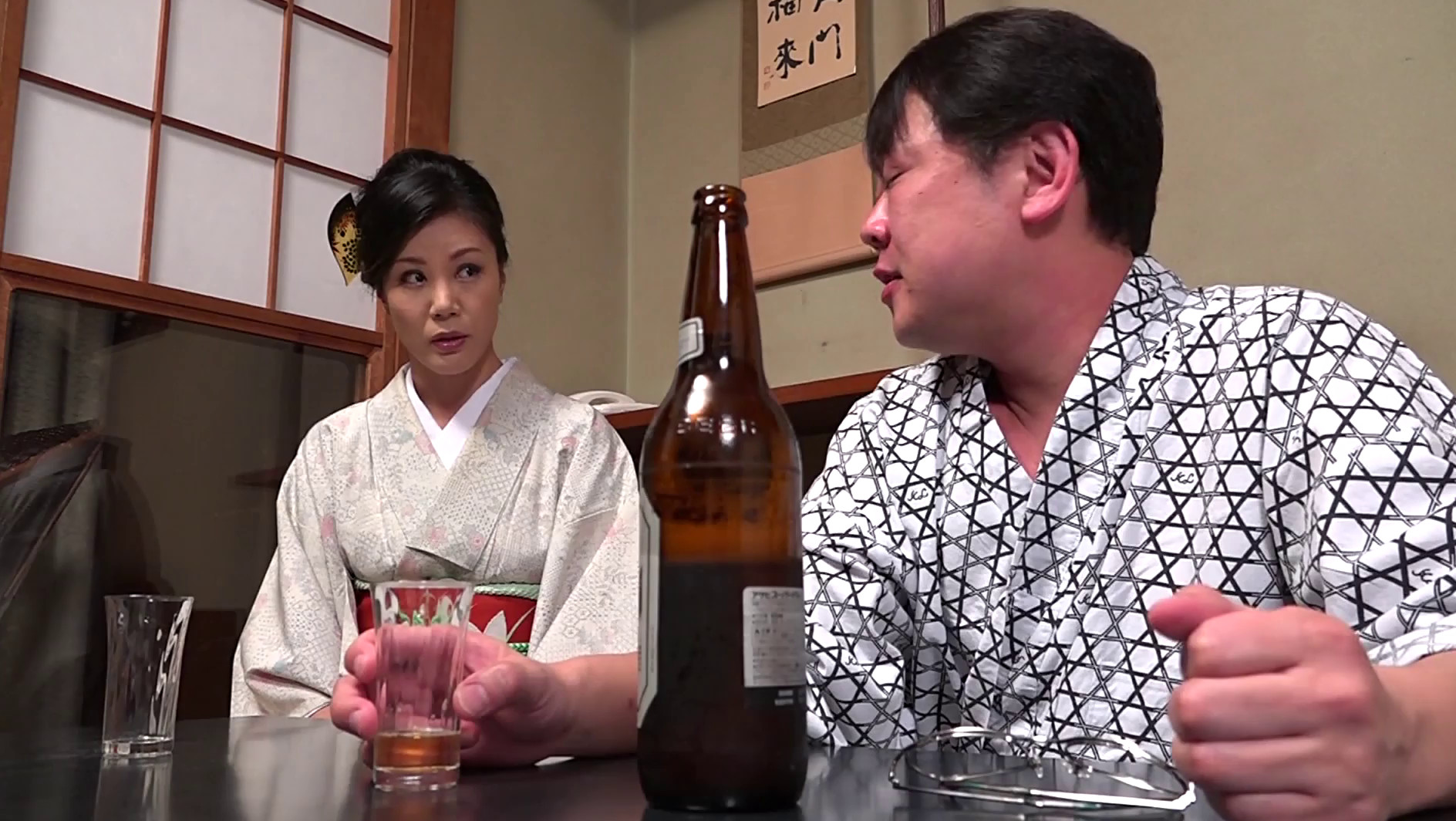 旅館で本当にあったエッチな体験談 「今なら休憩中だから・・・」 現実から離れて疲れた身体を癒してくれる和服美人女将 12人4時間 画像1