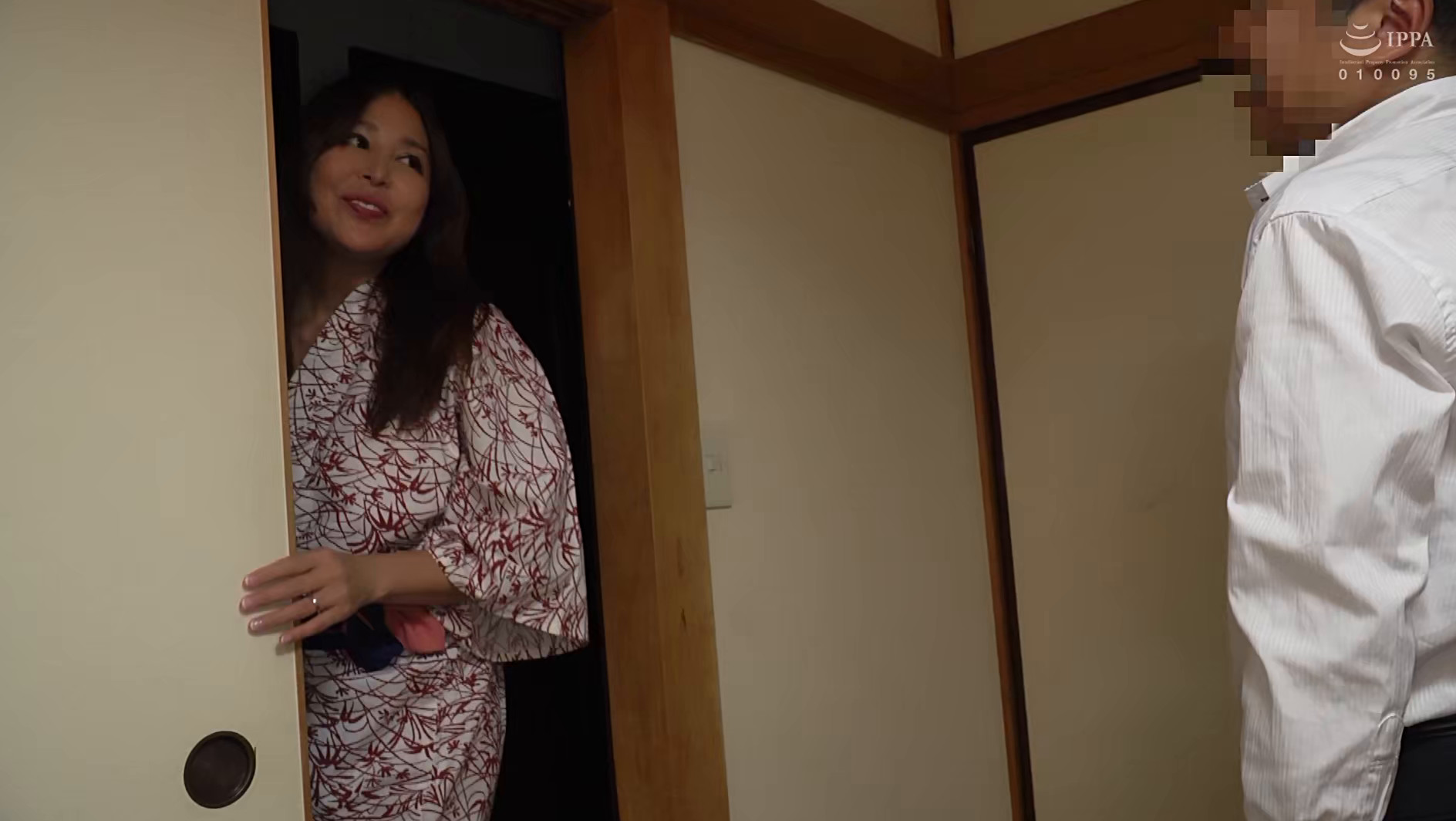 爆乳!寝取られマッサージ 人妻VS人妻を絶対イカせる男!旦那の隣で完堕ち!! 画像5