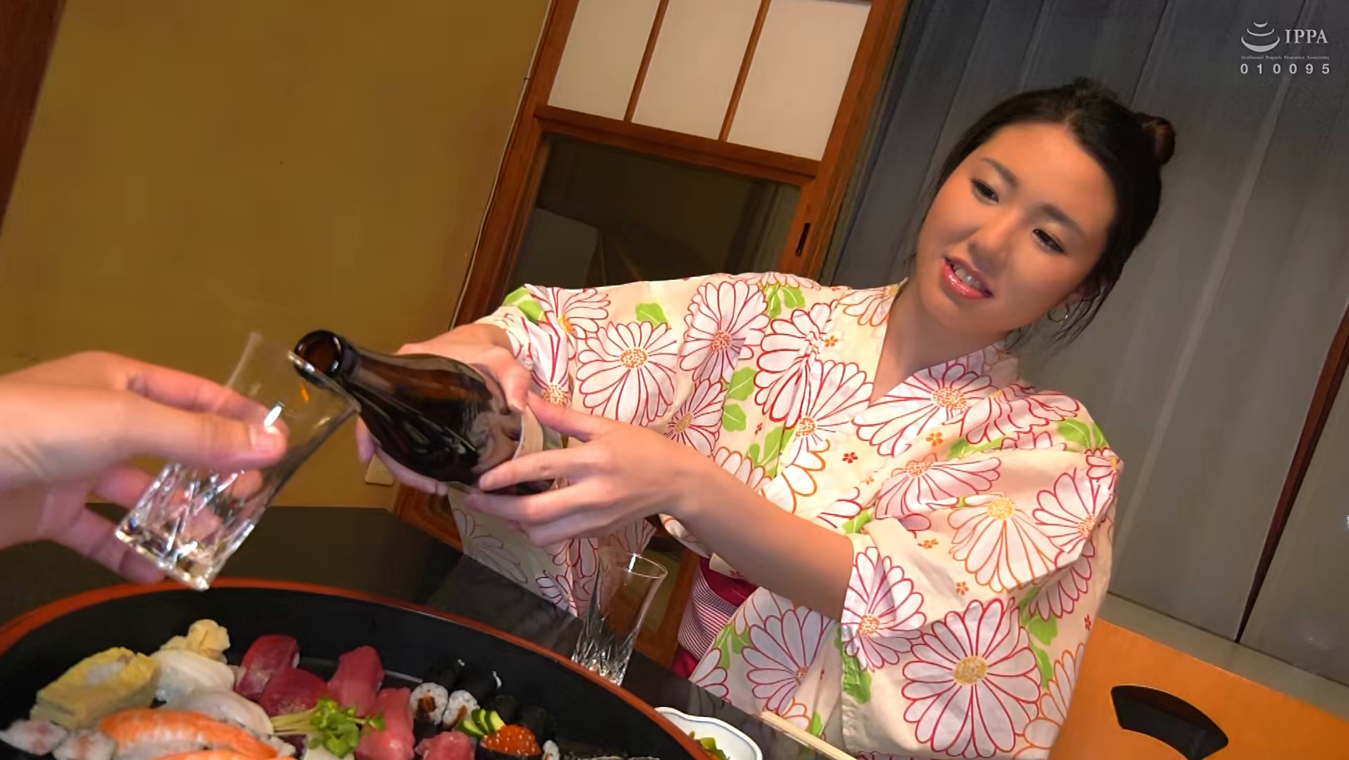 人妻不倫旅行 夜顔 Hカップの乳房 モデル級のクビレ 全てが極上のカラダ 画像1