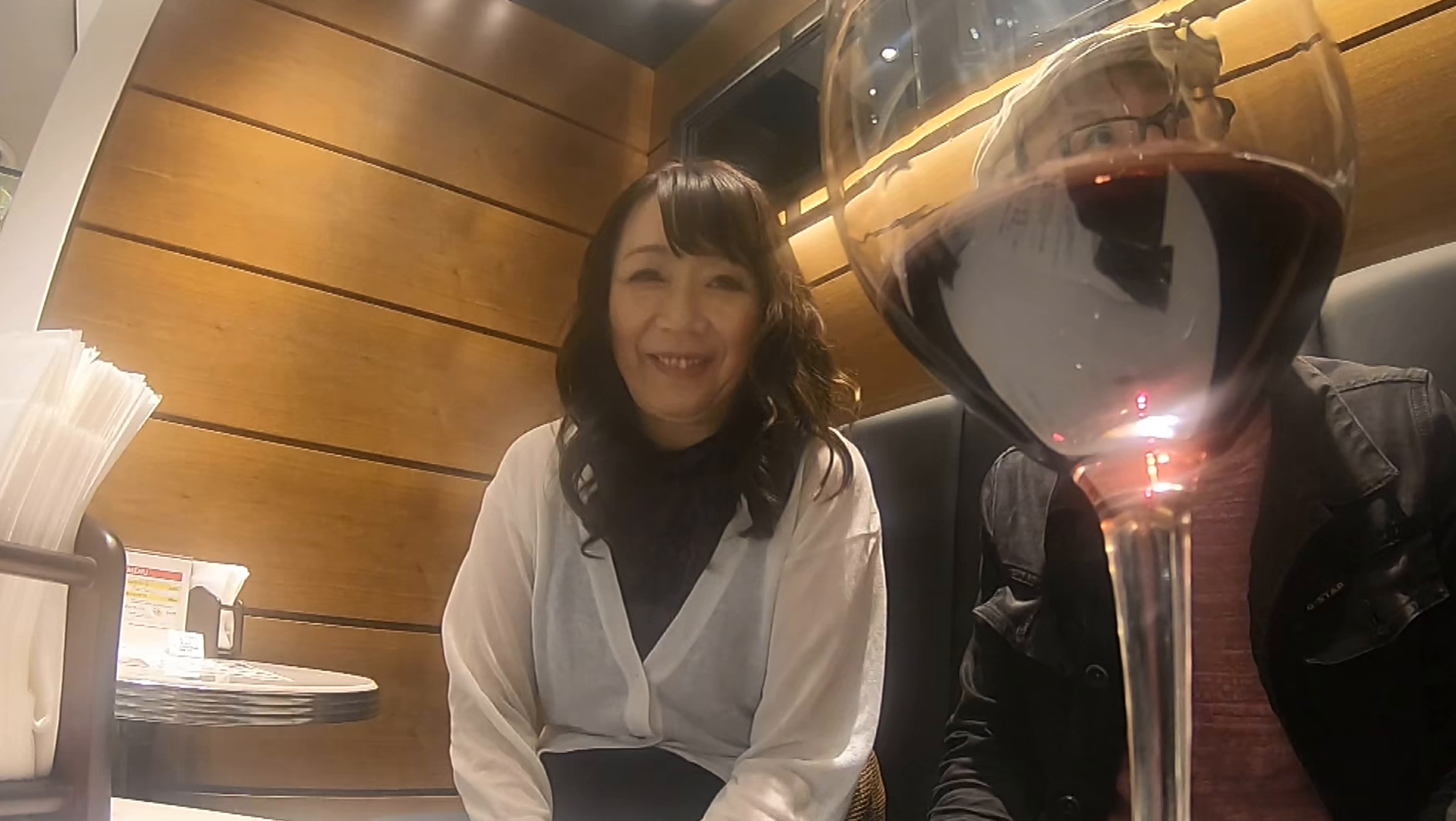 夫とは5年してないの・・・ Eカップ巨乳熟女「3P尻穴責め」 画像1
