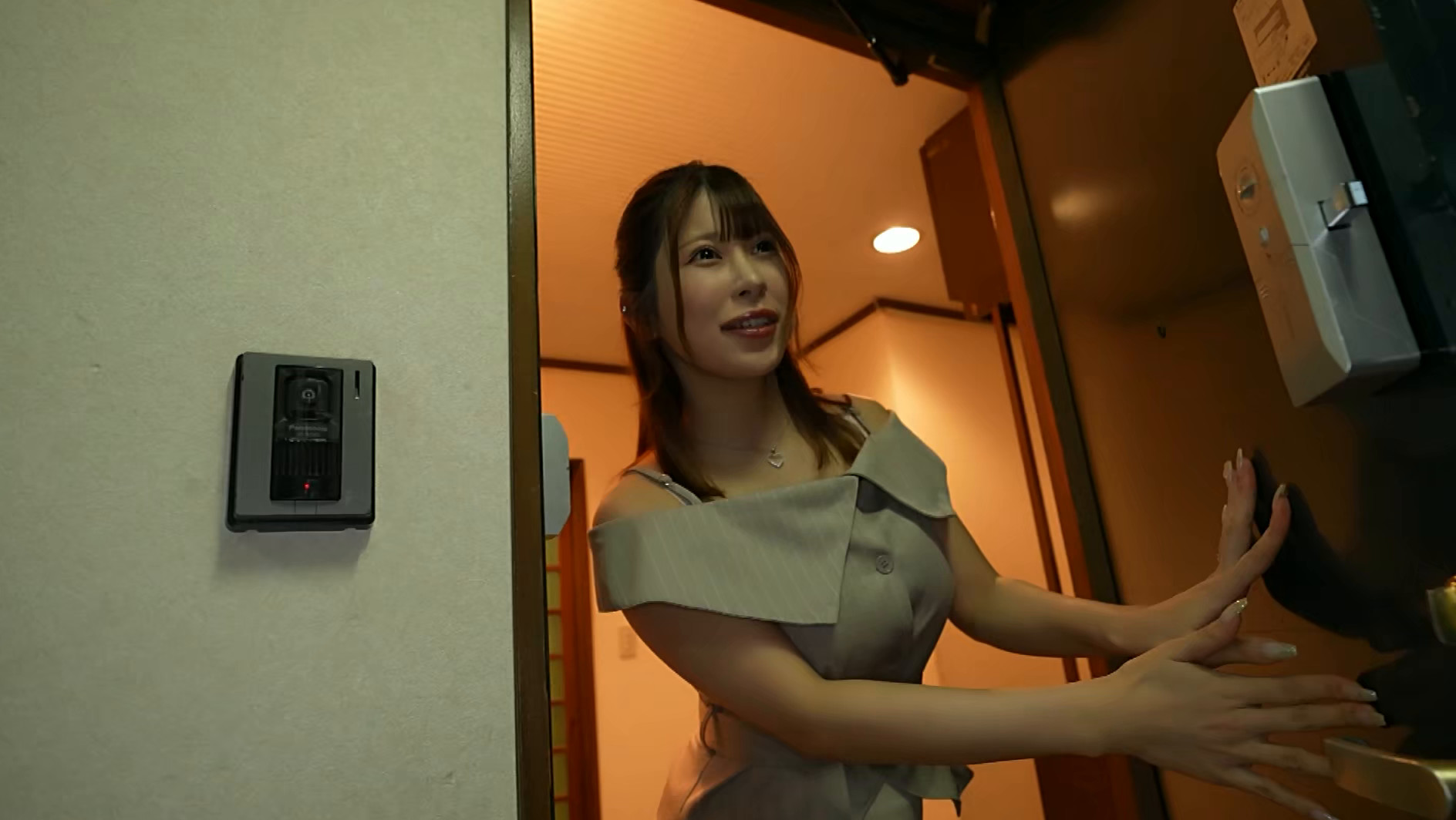 完璧巨乳&H大好き人妻 みうさん【ただし超エロ】旦那公認のNTR!たぷんたぷんに揺れる爆乳と本気SEX! 画像1