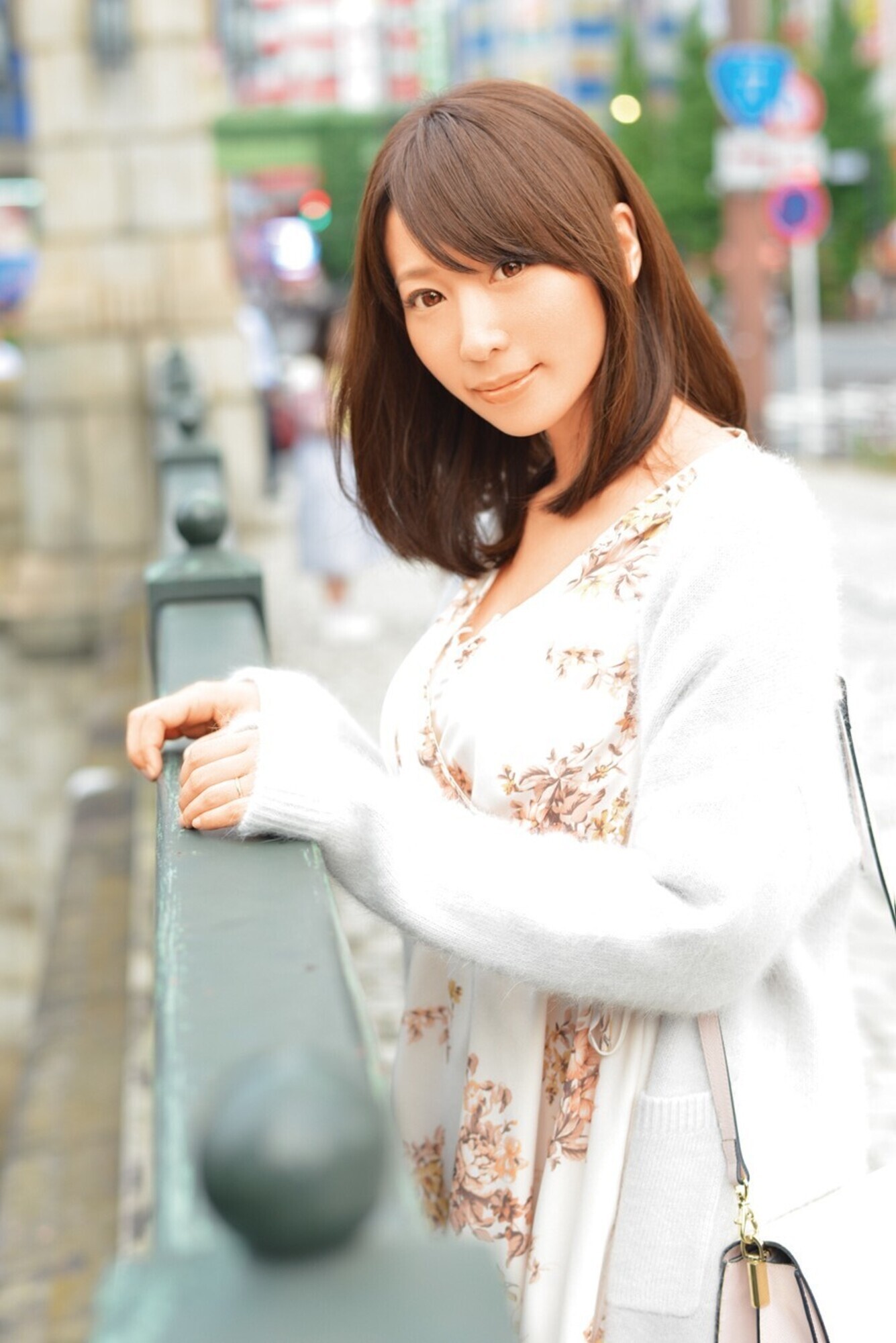 新妻、ヒミツのNTR 初級編！ オトナの遊びに惹きつけられた美しい人妻20人
