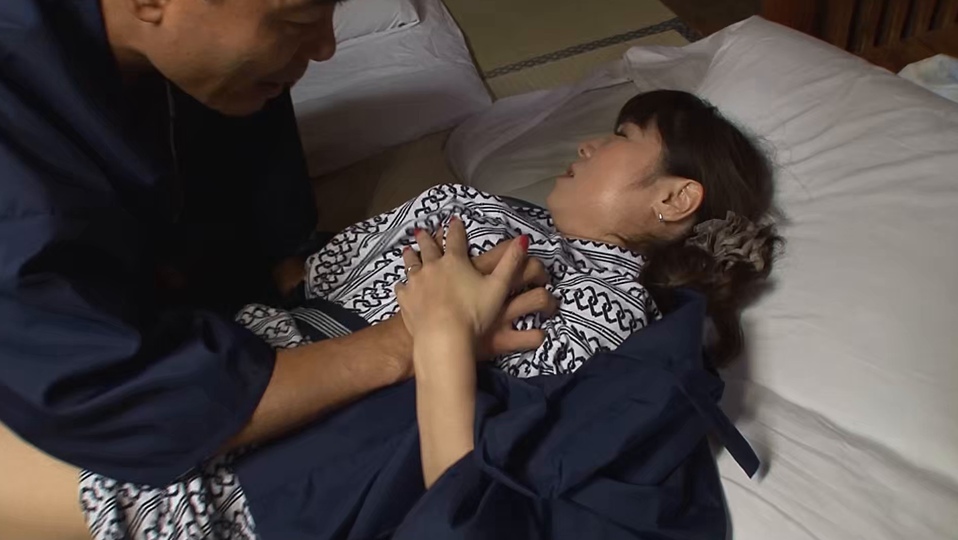 百美花(55歳)夫の寝ている横で友人の旦那に・・・ 画像6