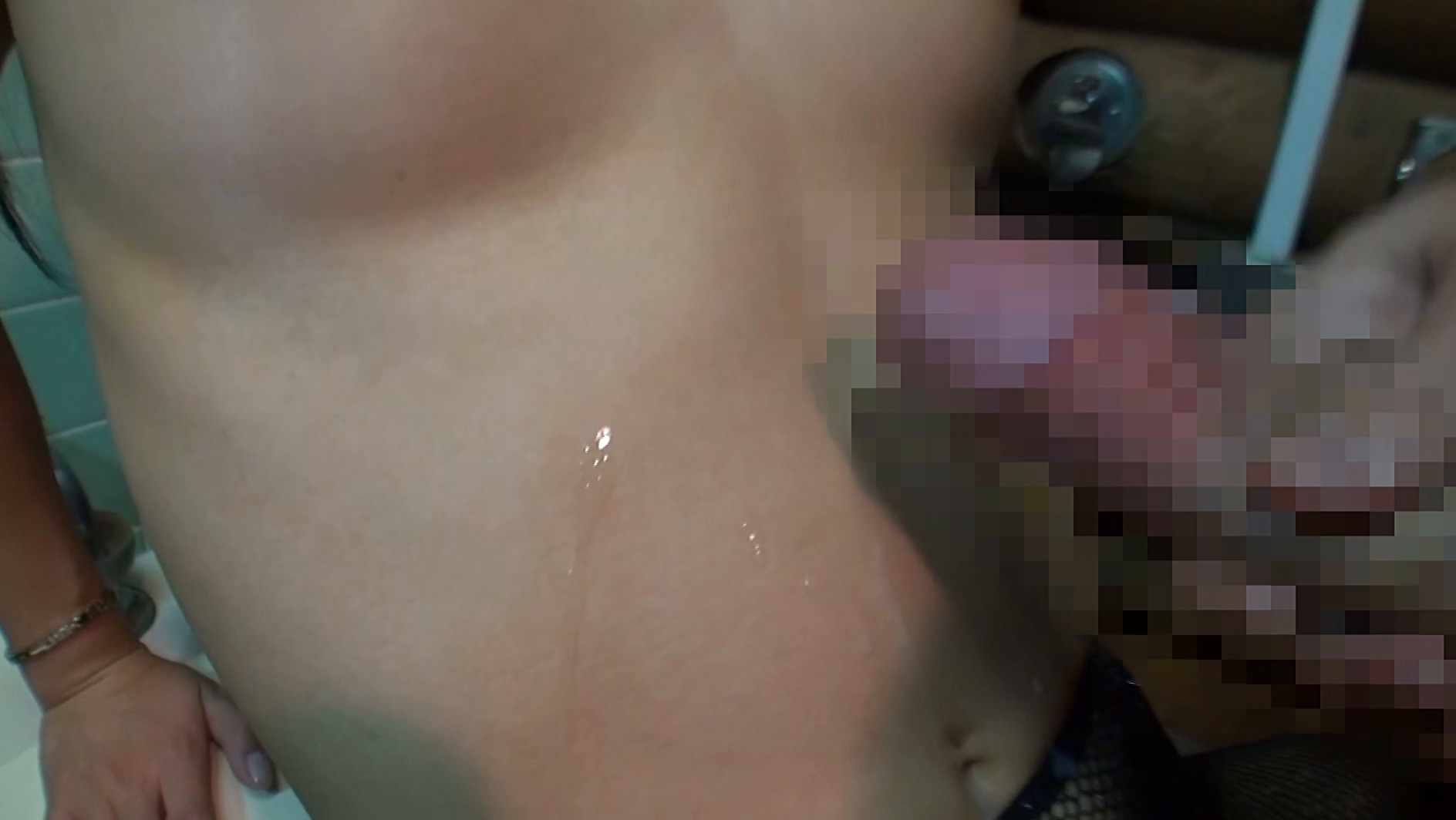「個室だから大丈夫」公衆トイレで逆ナンしてきた甘トロ痴女に声ガマンさせられながら乳首を●されちゃった僕。 大槻ひびき 画像20