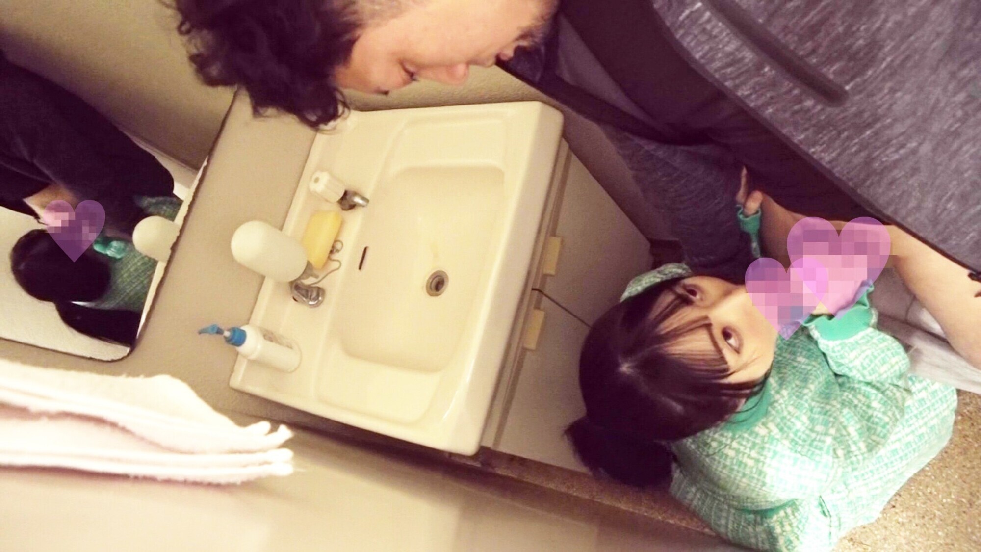 誰か来ちゃうかも!? 他人の迷惑顧みず個室トイレでセックスするバカップル 画像3