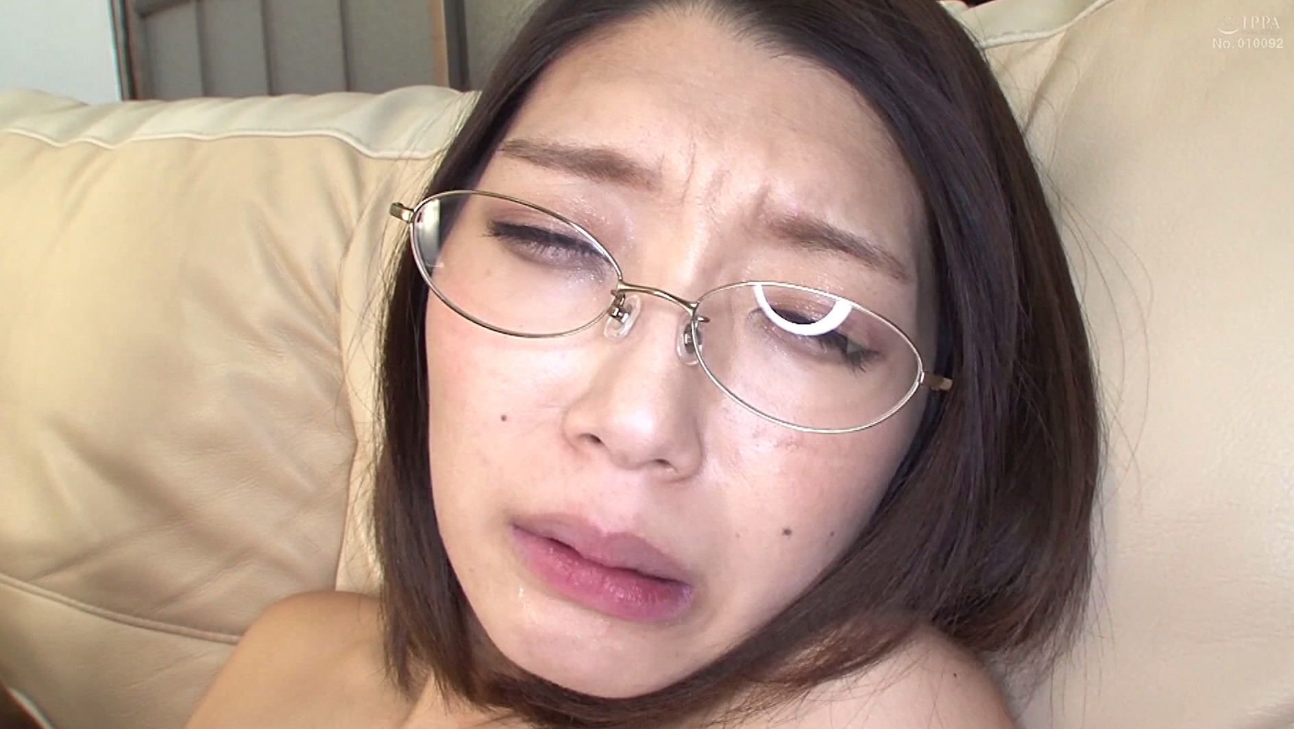 夫に命令されて他人棒SEX「避妊するって約束したのに・・・」無許可で中出しされた快感にハマる 激マゾ水泳インストラクター妻 ひかりさん29歳 画像17