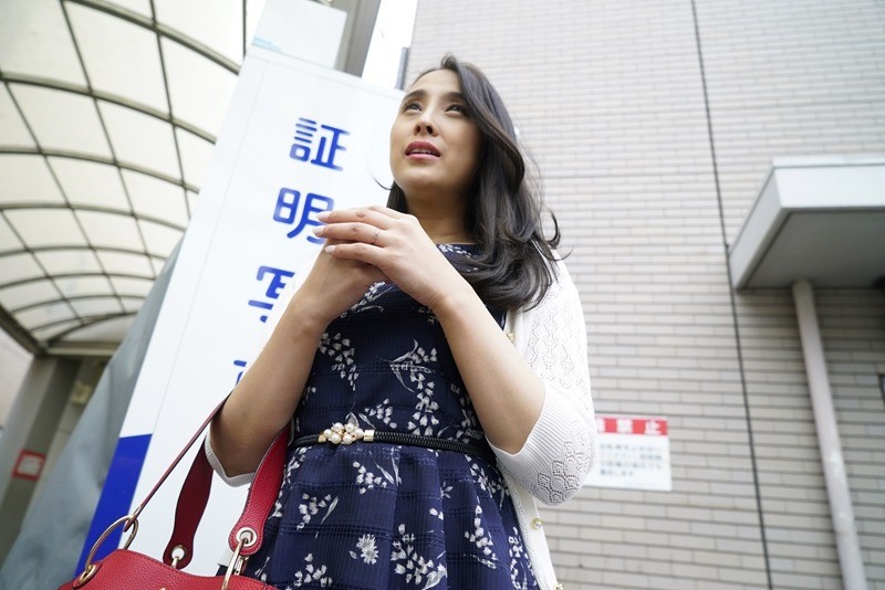 素人妻が一般大学生の自宅にコンドーム1つ渡され一泊 一度のゴム姦では満足できず宿泊中2度もガチ中出しを許してしまう高速騎乗位でイキまくるGカップスレンダー妻 えみさん36歳 画像1